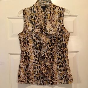 BANANA REPUBLIC CUTE RUFFLE FRONT TOP-LIKE NEW. CUTE AND COMFORTABLE. SIZE SMALL